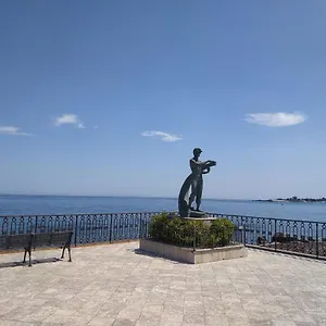 https://suite-sul-mare-giardini-naxos.sicilyhotelsitaly.net